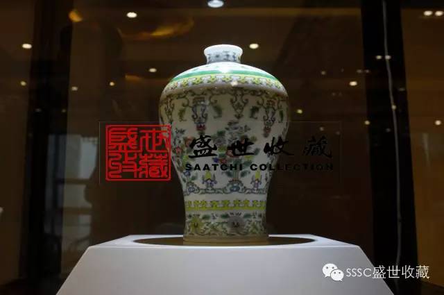 chinese Dou Cai picking pattern plum vase