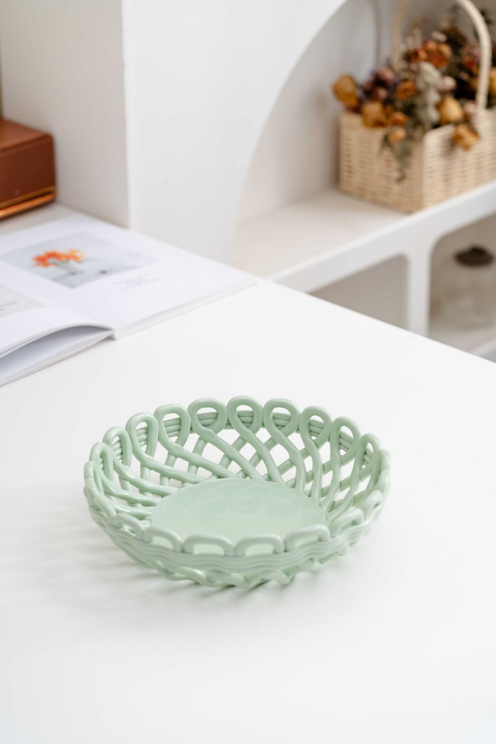 RWAA04-A-B High Quality Round Ceramic Woven Fresh Simple Green Bottom Solid Woven Basket Size (cm):6H x23.5Wx23.5L   Size (inches):2.36H x9.25Wx 9.25L