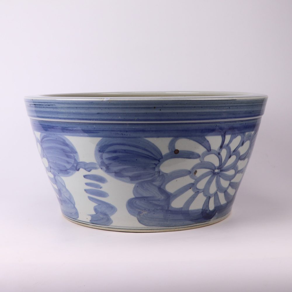 Side view of Jingdezhen ceramic blue flower pattern garden decoration small flower pot fish bowl