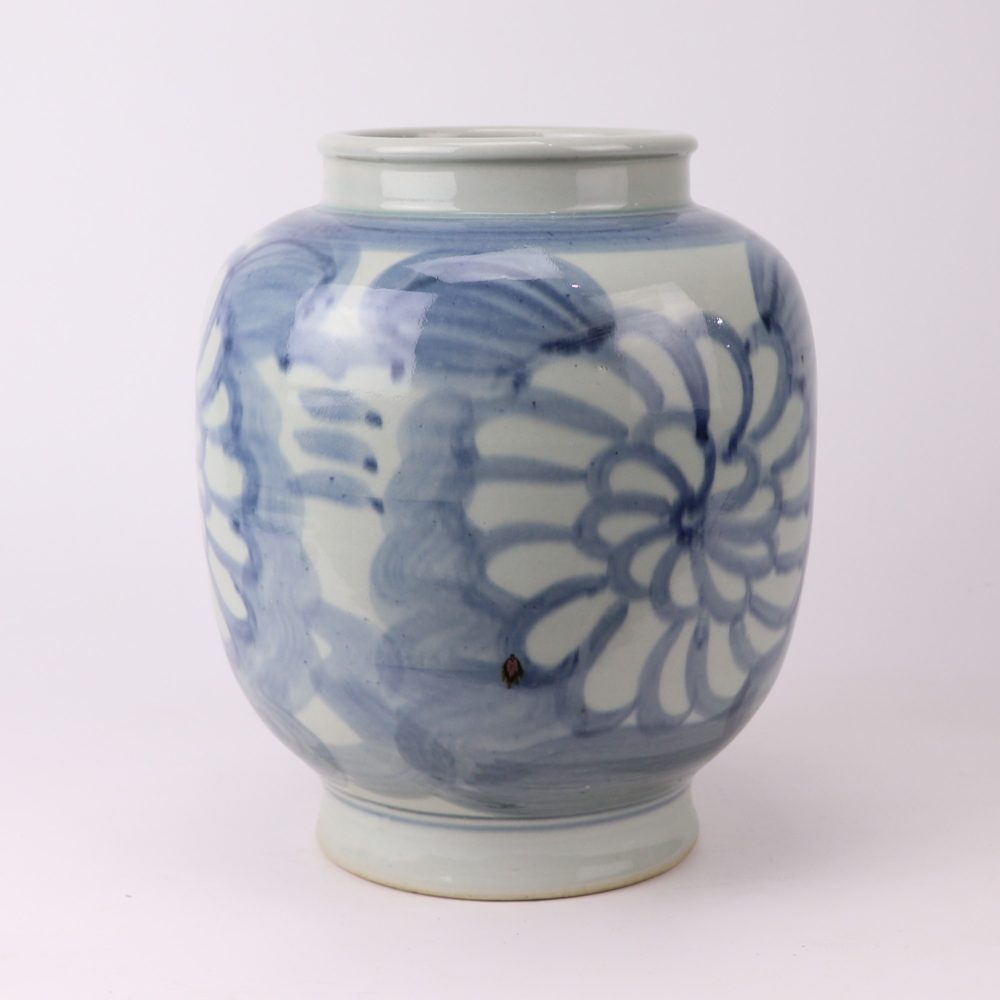 Side view of Jingdezhen ceramic blue flower pattern garden decoration ceramic vase