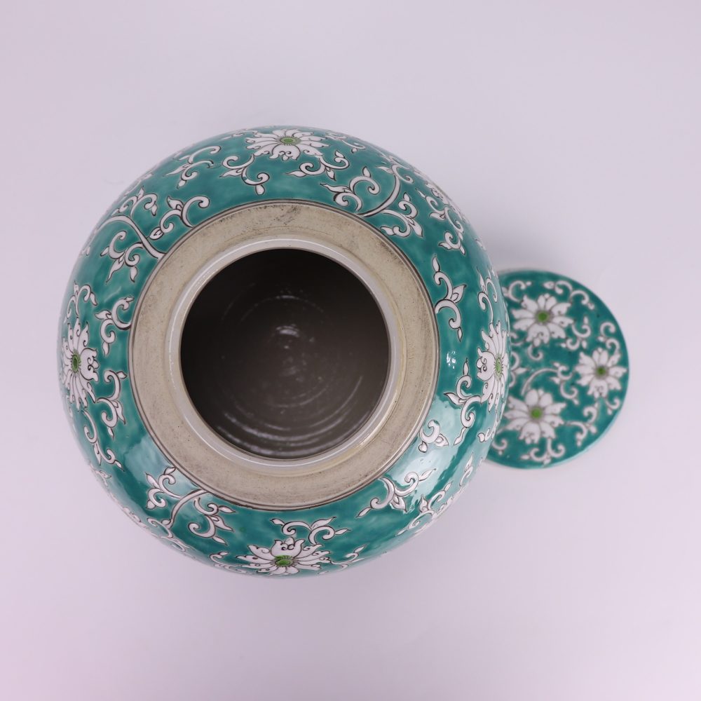 Jingdezhen pastel green background entwined lotus flat top canister ceramic tea canister internal picture