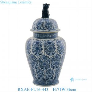 RXAE-FL16-443  Jingdezhen porcelain blue and white diamond-shaped window with mosaic pattern and lion head ginger jar with lid